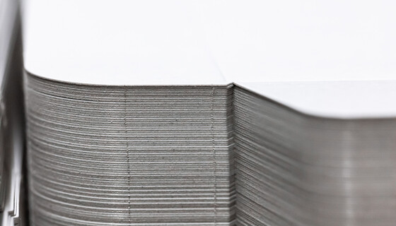Stack of die-cut blanks with nicks | © Marbach Group