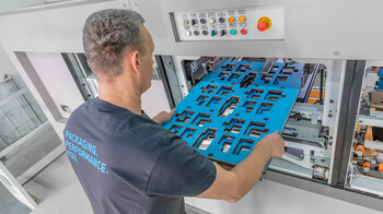 Das leichte Nutzentrennwerkzeug lightblanker besticht durch sein Ein-Mann-Handling sowie seine hohe Flexibilität. Und den schnellen Umbau auf Bogenablage. | © Marbach Group