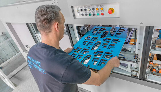 One-Man-Handling: Blanking tool lightblanker | Marbach Group | © Marbach Group The light blanking tool lightblanker impresses with its one-man handling and high flexibility. And its quick conversion to sheet delivery. | © Marbach Group