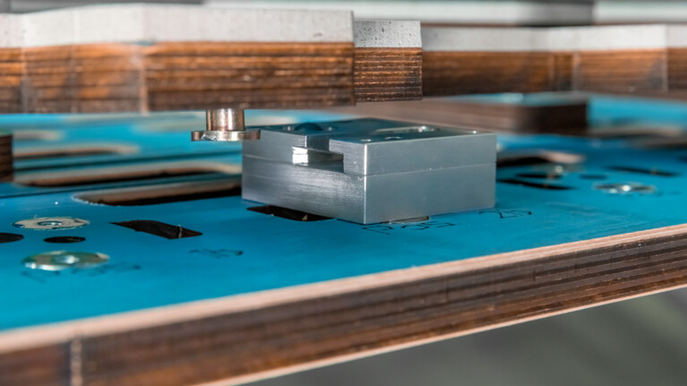 Aluaufnahme für ein Abschlagbrett der Universal-Bogenablage | © Marbach Group