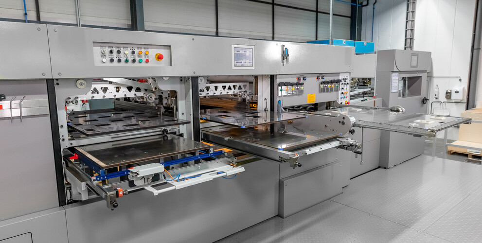 Folding carton die-cutting machine with tools of the calibration tool package for all stations. Die-cutting, stripping and blanking.  | © Marbach Group