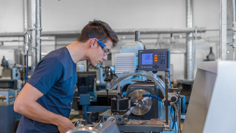 Auszubildender fräst in der Ausbildungswerkstatt unter Aufsicht des Ausbilders | © Marbach Group