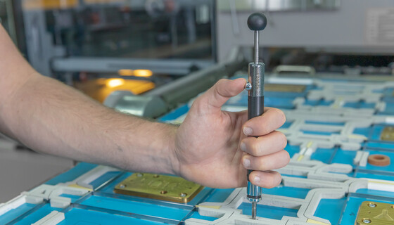 marbanick|2+ zum Einbringen von Haltepunkten | Marbach-Gruppe | © Marbach Group Der marbanick|2+ ist ein kleines, sehr handliches Werkzeug. Mit ihm können kleinste, genau definierte Abfall-Haltepunkte in Schneidlinien eingebracht werden. | © Marbach Group