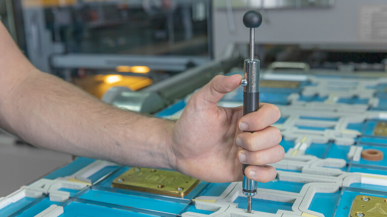 Der marbanick|2+ ist ein kleines, sehr handliches Werkzeug. Mit ihm können kleinste, genau definierte Abfall-Haltepunkte in Schneidlinien eingebracht werden. | © Marbach Group