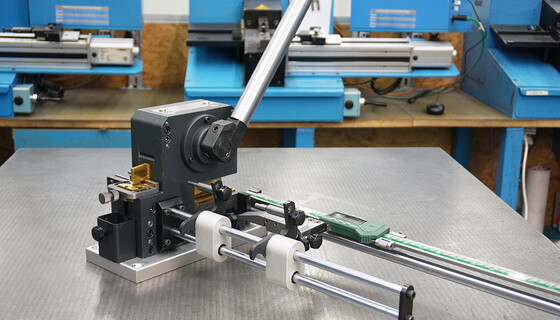 Der mcut|multi ist ein Multifunktionsgerät zur Linienvorbereitung von Marbach Die Supplies. 3 Funktionen in Einem: Schneiden, Nasenschneiden und ausklinken. | © Marbach Group