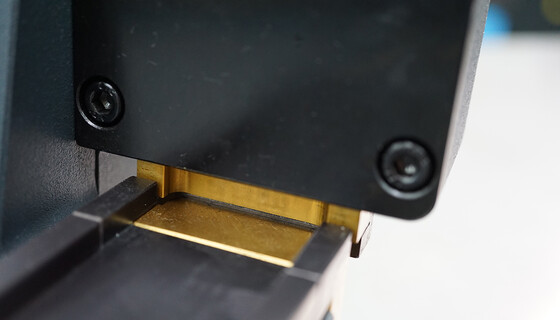 The mcut|round is a handheld device from Marbach Die Supplies. It can be used to cut defined radii at the ends of flat and rotary creasing rules.  | © Marbach Group