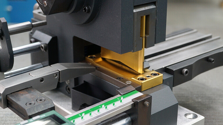 Schneiden, Nasenschneiden und Ausklinken in einem Gerät mit dem mcut|multi von Marbach Die Supplies.  | © Marbach Group