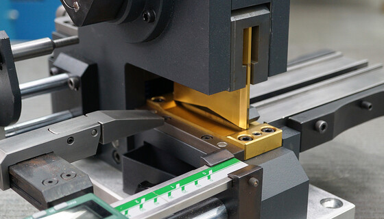 Schneiden, Nasenschneiden und Ausklinken in einem Gerät mit dem mcut|multi von Marbach Die Supplies.  | © Marbach Group