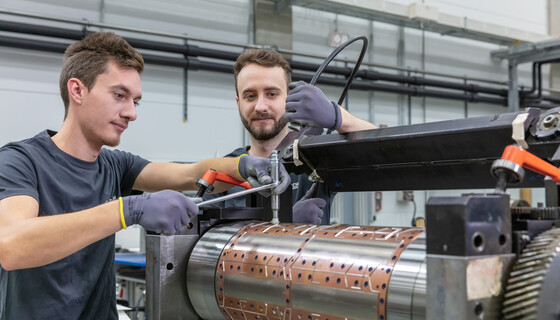Teamwork on a rotary cutting tool | Marbach Group | © Marbach Group Teamwork on a rotary cutting tool in the production at Marbach | © Marbach Group