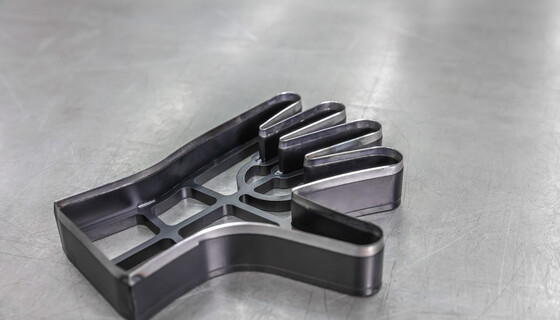 Handförmige hochpräzise Aufsetzstanzmesser von Marbach für den Einsatz in hydraulischen Schwenkarm-Stanzmaschinen. | © Marbach Group