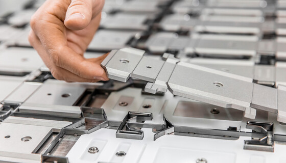 Rillplatte wird in rillplattenform eingesetzt | Marbach-Gruppe | © Marbach Group Marbach-Mitarbeiter legt einzelne Rillplatte in die Rillplattenform welche für die Herstellung von Zigarettenverpackungen genutzt wird. | © Marbach Group