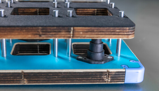 Nick-breaking für Nutzentrennen kleinen Nutzen | Marbach-Gruppe | © Marbach Group Nick-breaking Werkzeug. Dies ist eine Marbach-Technologie für sicheres Nutzentrennen bei kleinen Nutzen mit Zwischenschnitt ohne Drehen des Nutzens.  | © Marbach Group