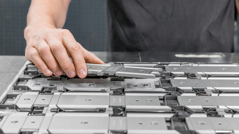 Marbach employee assembles crease plate of a crease plate die for the production of cigarette packaging. | © Marbach Group