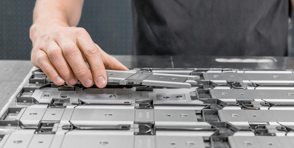 Marbach employee assembles crease plate of a crease plate die for the production of cigarette packaging. | © Marbach Group