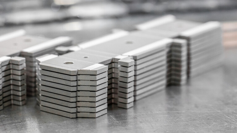 Stapel mit Rillplatten einer Rillplattenform zur Herstellung von Zigarettenverpackungen | © Marbach Group