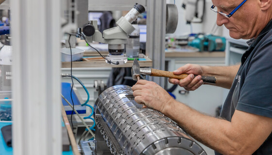 Rotary cutting, creasing and embossing tool | Marbach Group | © Marbach Group Precise handcraft in manufacturing a rotary cutting, creasing or embossing steel tool in the Marbach production | © Marbach Group
