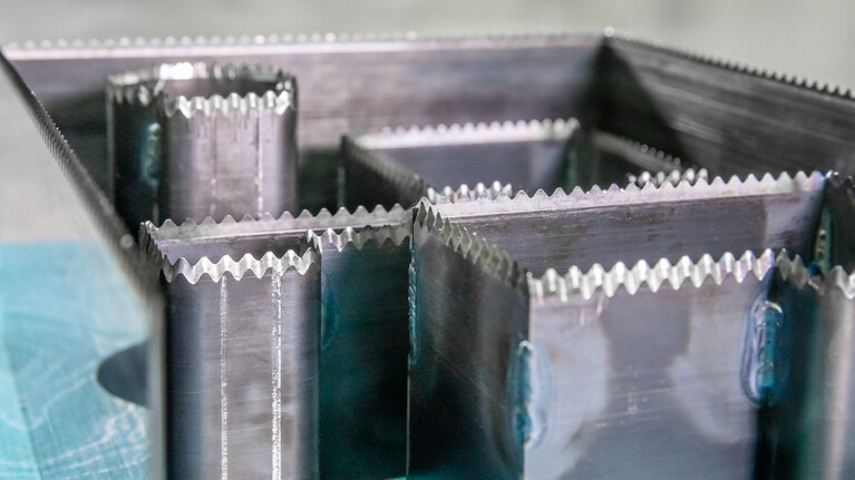 Marbach-Werkzeuge für Wabenmaterialien sind speziell ausgestattet. Mit besonders robusten Zahnstanzmessern.  | © Marbach Group