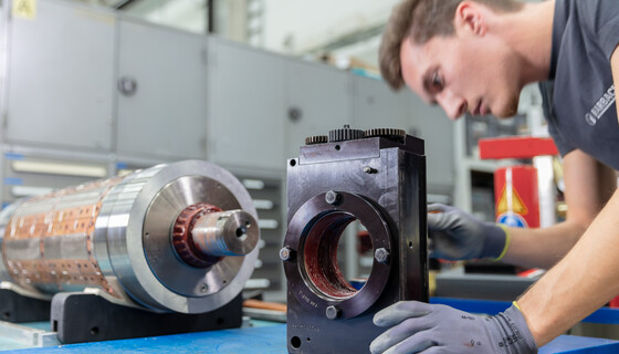 Production of a rotary cutting tool | Marbach Group | © Marbach Group Precision work during the production of a rotary steel cutting tool at Marbach. | © Marbach Group