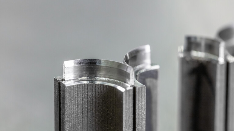 Maßgefertigte konturengenaue Schneidelemente aus Stahl | © Marbach Group