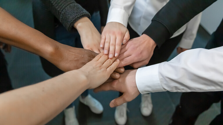 Marbach-Mitarbeiter zeigen ihren Zusammenhalt und Teamwork | © Marbach Group