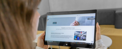 Auf der Website gibt es regelmäßige Unternehmensupdates: News von der Marbach-Gruppe auf einem Tablet. | © Marbach Group