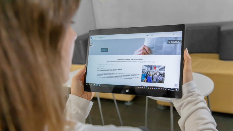 Auf der Website gibt es regelmäßige Unternehmensupdates: News von der Marbach-Gruppe auf einem Tablet. | © Marbach Group