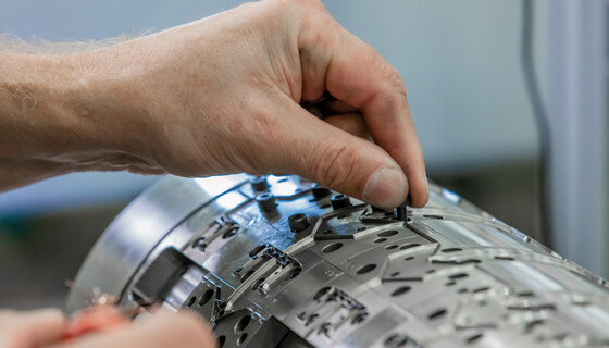 Manual work on the cylinder of a rotary tool | Marbach Group | © Marbach Group The precisely milled cylinder of a rotary tool made of steel is further processed by hand | © Marbach Group