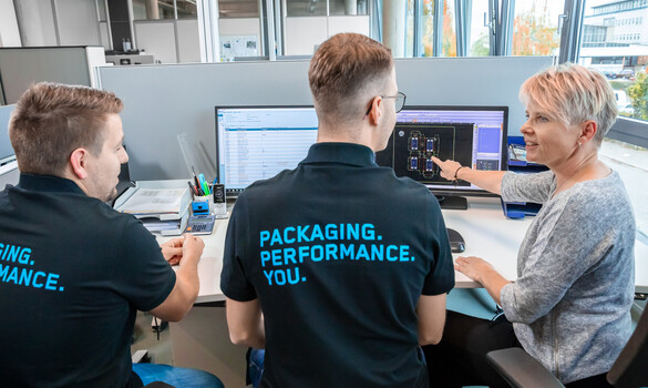 CAD-Konstrukteure und Vertriebsmitarbeiter arbeiten gemeinsam an der Lösung für einen Kunden bei Marbach. | © Marbach Group