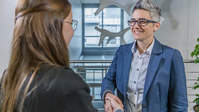 Mitarbeiterin und Vorgesetzte schütteln Hände. Teamwork bei Marbach.  | © Marbach Group