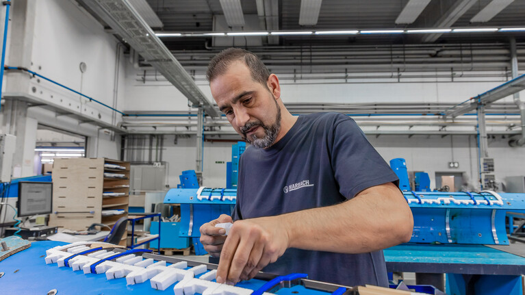 Marbach-Mitarbeiter gummiert eine rotativen marbaspeed|r Stanzform für die Produktion von Wellpappe-Verpackungen | © Marbach Group