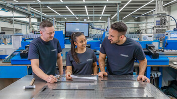 Team in der Stanzformenproduktion von Marbach arbeitet zusammen | © Marbach Group
