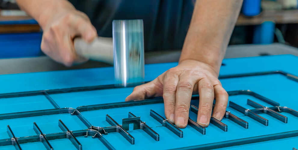 Insertion of a cutting rule into the corrugated board cutting-die at Marbach. | © Marbach Group