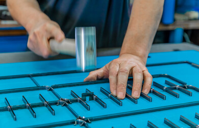 Einbringen einer Schneidlinie in die Wellpappe-Stanzform bei Marbach. | © Marbach Group