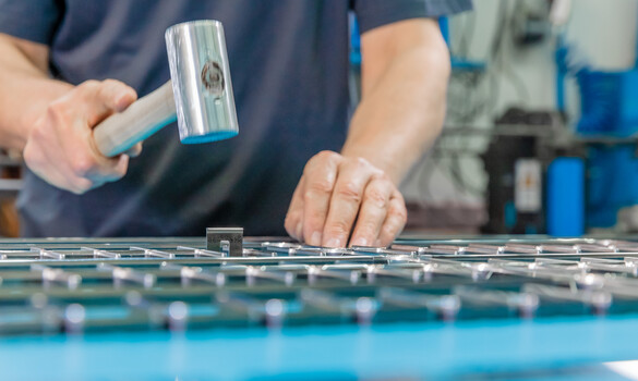 Production of a corrugated board cutting die made of multiplex at Marbach. | © Marbach Group