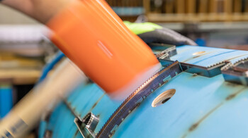 Gummihammer beim Einbringen einer rotativen Schneidlinie | Marbach-Gruppe