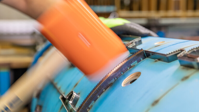 Gummihammer beim Einbringen einer rotativen Schneidlinie | Marbach-Gruppe