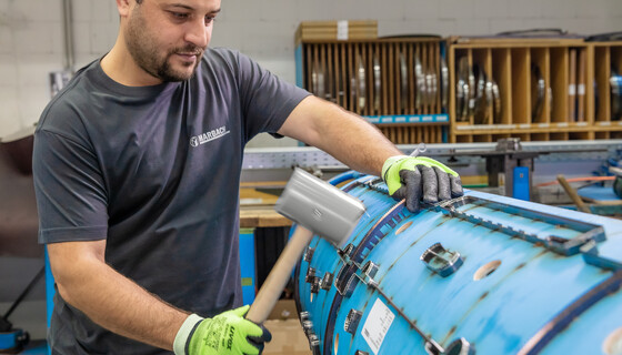 Produktion einer Rotationsstanzform für Wellpappe | Marbach Group | © Marbach Group Produktion einer Rotationsstanzform für Wellpappe mit rotativer Schneidlinie bei Marbach.  | © Marbach Group