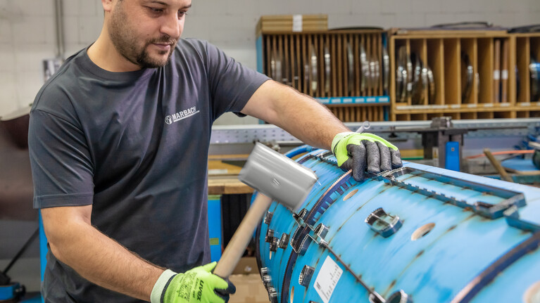 Produktion einer Rotationsstanzform für Wellpappe mit rotativer Schneidlinie bei Marbach.  | © Marbach Group