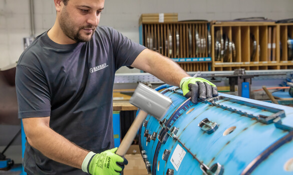 Produktion einer Rotationsstanzform für Wellpappe | Marbach Group | © Marbach Group Produktion einer Rotationsstanzform für Wellpappe mit rotativer Schneidlinie bei Marbach.  | © Marbach Group