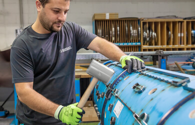 Produktion einer Rotationsstanzform für Wellpappe mit rotativer Schneidlinie bei Marbach.  | © Marbach Group