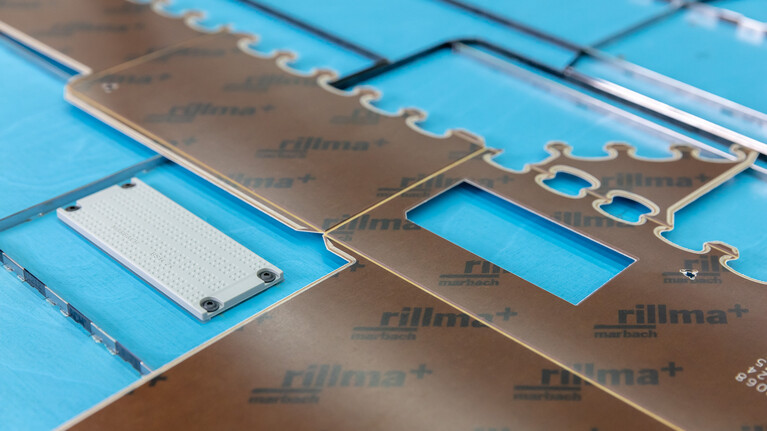 rillma+ Gegenzurichtung aus Hartpapier mit gefrästen Kanälen auf Stanzform mit marbabraille | © Marbach Group