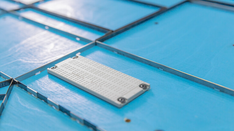 Stanzform mit universeller Matrize zum elastischem Prägen von Blindenschrift. marbabraille sorgt für eine optimale Ausformung der Blindenschriftpunkte. | © Marbach Group