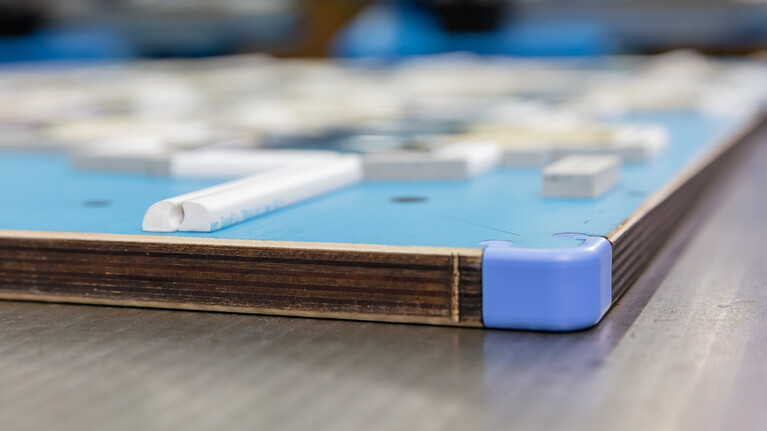 Unsere Standardträgerplatte für normale Anforderungen ist aus Multiplex. Aus qualitativ hochwertigem Birkenholz und perfekt laserfähig.  | © Marbach Group