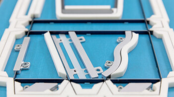 The split height-adjustable anvil for reverse-cutting of folding boxes consists of aluminium blocks and underlaying foils. | © Marbach Group