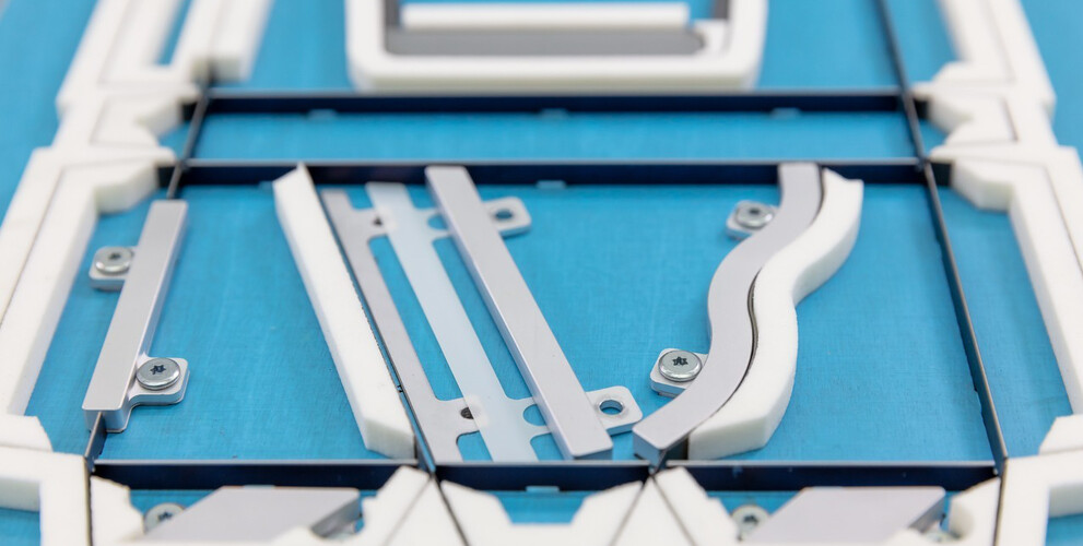 The split height-adjustable anvil for reverse-cutting of folding boxes consists of aluminium blocks and underlaying foils. | © Marbach Group