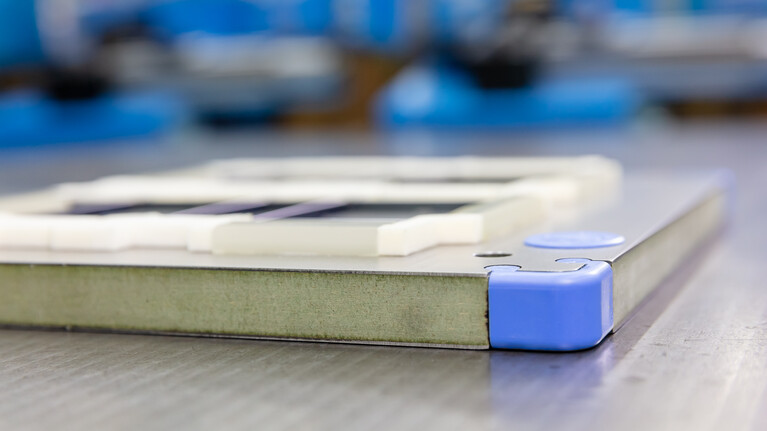 Die maßstabile Trägerplatte solidplate besteht aus dem bewährten greenplate-Kern zwischen zwei Stahlblechen.  | © Marbach Group