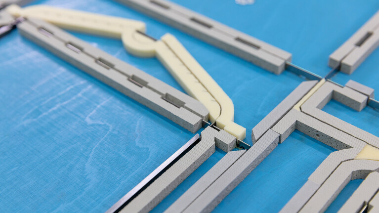 Gegenritztechnologie in Stanzform. Dabei wird der Karton von beiden Seiten jeweils versetzt angeritzt.  | © Marbach Group