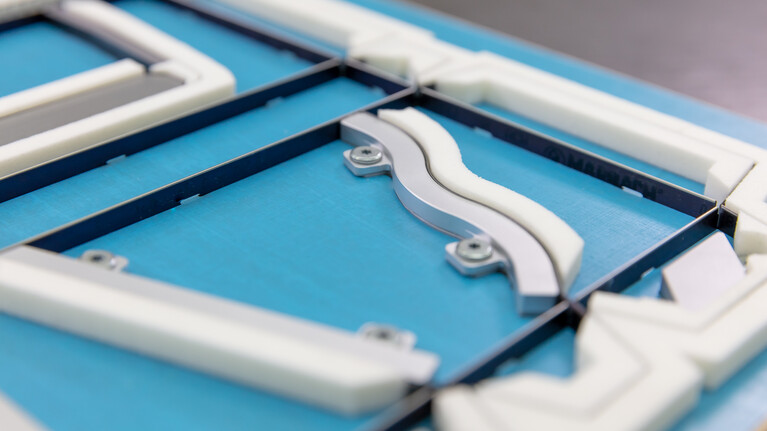 The split height-adjustable anvil from Marbach ensures reduced make-ready times when reverse cutting. | © Marbach Group