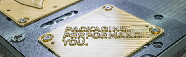 Thinplate mit zwei Heißfolien-Prägematrizen Schriftzug Packaging Performance You | © Marbach Group