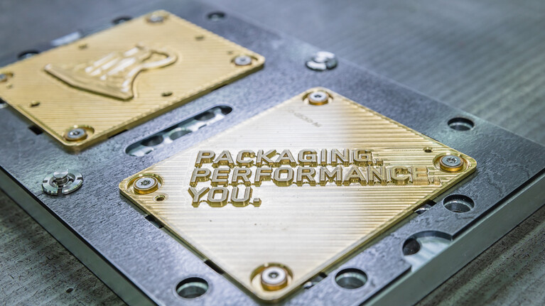 Thinplate mit zwei Heißfolien-Prägematrizen Schriftzug Packaging Performance You | © Marbach Group